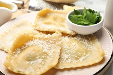 Peynirli ve maydanozlu lezzetli ravioli, yakın plan.