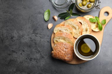 Ciabatta dilimleri, gri masada baharatlar ve zeytinler, düz yatak. Metin için boşluk
