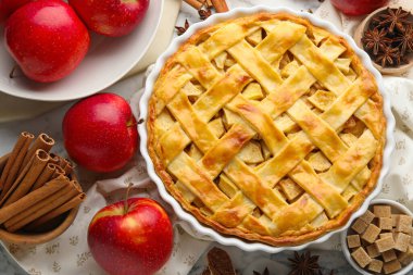 Lezzetli ev yapımı elmalı turta ve beyaz mermer masa üzerindeki malzemeler, düz uzanmış.