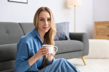 Evde krem şanti ve tarçınlı kakao içen bir kadın. Metin için boşluk