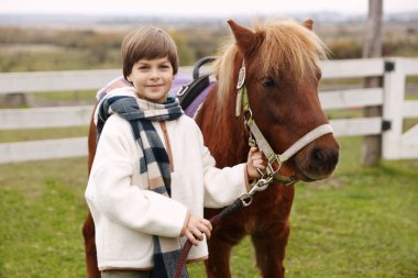 At destekli terapi. Güzel midillisi olan küçük bir çocuk. Sevimli evcil hayvan