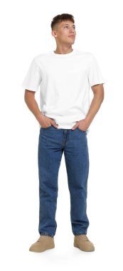 Beyaz arka planda şık kotlu yakışıklı bir genç.