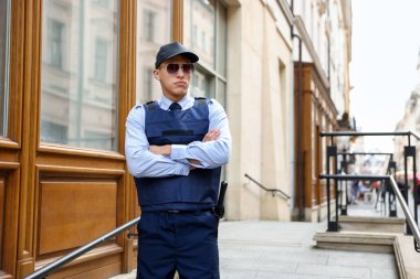 Şehir caddesinde bir polis memurunun portresi. Metin için boşluk