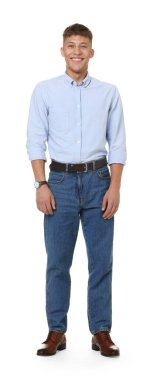 Beyaz arka planda şık kotlu yakışıklı bir genç.