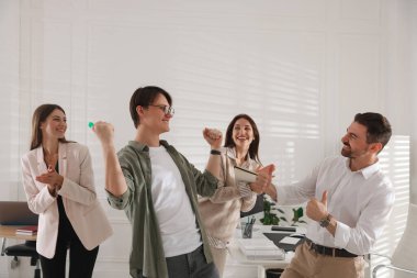 Bir grup meslektaşım ofiste dart oynuyor.