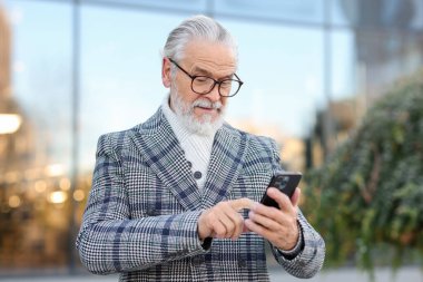 Şehir sokağında telefonu olan yakışıklı bir son sınıf öğrencisi.