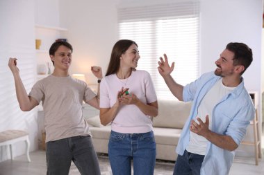 Kadın ve arkadaşları evde dart oynuyorlar.