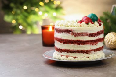 Noel desenli lezzetli sünger keki ve gri desenli masalarda bulanık ışıklara karşı kırmızı üzümlü üzümlü üzümlü, yazı için yeri olan yakın plan. Bokeh etkisi