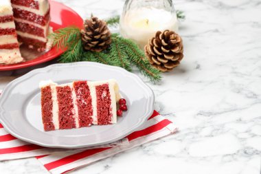 Beyaz mermer masada servis edilen yaban mersinli bir dilim lezzetli pasta, yakın plan. Noel tatlısı