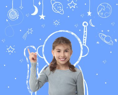 Çocuklar için bilim. Mavi arka planda tebeşirli astronota karşı uzay temalı çizimleri olan mutlu kız.