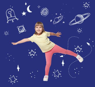 Çocuklar için bilim. Sevimli küçük çocuk kendini evrende uçarken hayal et. Uzay temalı çizimlerle mavi arkaplan
