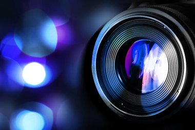 Kamera merceği bulanık ışıklara karşı, bokeh etkisi. Pankart tasarımı