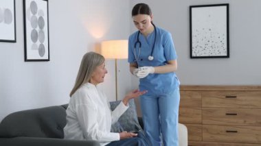 Diyabet. Tıbbi eldivenli doktor, hastanın kan şekeri seviyesini evde neşter ve glukometre ile ölçüyor. Kamera ilerliyor.