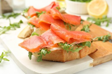 Beyaz masada servis edilen somon ve roka ile lezzetli bruschettalar.