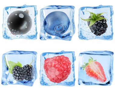 Böğürtlenli berrak buz küpleri.