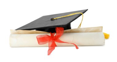 Diploma ve mezuniyet şapkası beyaza izole edilmiş.