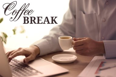 Kahve molası. Ofisteki masada dizüstü bilgisayar kullanan bir kadın, yakın plan.