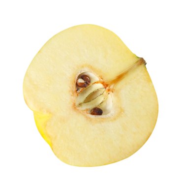 Olgun ayva meyvesinin yarısı beyaza izole edilmiş.