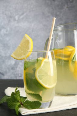 Limonlu taze limonata, siyah masada nane şekeri, yakın plan.
