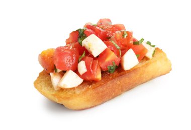 Domatesli lezzetli bruschetta ve beyaz üzerine izole edilmiş mozzarella peyniri.