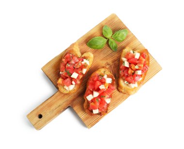 Domatesli, fesleğenli ve mozzarella peynirli leziz bruschettalar.