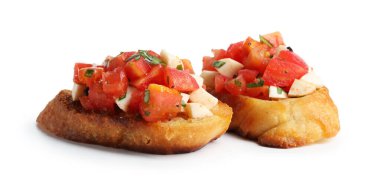 Domatesli lezzetli bruschettalar ve beyaz üzerine izole edilmiş mozzarella peyniri.