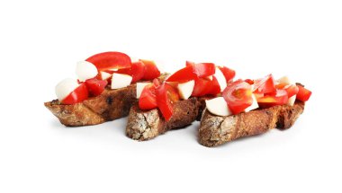 Domatesli lezzetli bruschettalar ve beyaz üzerine izole edilmiş mozzarella peyniri.