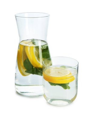 Limon ve nane ile sulandırılmış su beyaza izole edilmiştir.