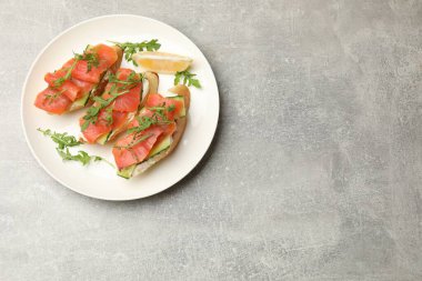 Somon, krem peynirli, salatalıklı, roka ve limonlu lezzetli bruschetta. Metin için boşluk