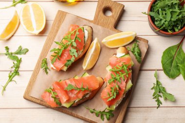 Ahşap masada servis edilen somon ve krem peynirli lezzetli bruschettalar.