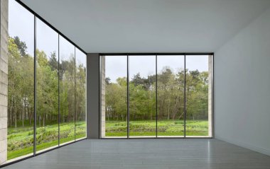 Boş odada yerden tavana pencereler. İç tasarım