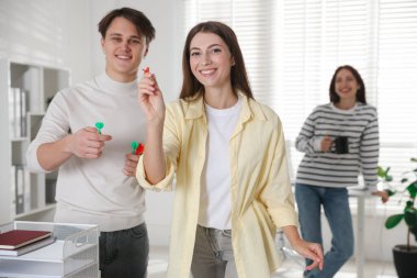 Kadın ve meslektaşları ofiste dart oynuyorlar, seçici odaklanma