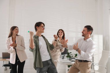 Bir grup meslektaşım ofiste dart oynuyor.