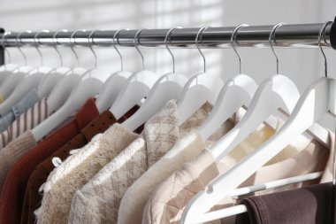 Farklı şık kıyafetler askıda asılı, kapalı, yakın çekim.