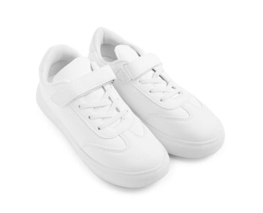 Bir çift şık çocuğun spor ayakkabısı beyaza izole edilmiş.