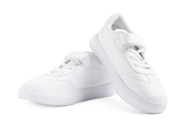 Bir çift şık çocuğun spor ayakkabısı beyaza izole edilmiş.