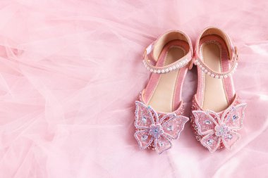 Bir çift şık çocuk ayakkabısı tül kumaş üzerinde, düz. Metin için boşluk