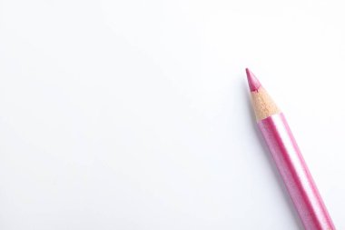 Beyaz arka planda pembe göz kalemi, üst manzara. Metin için boşluk