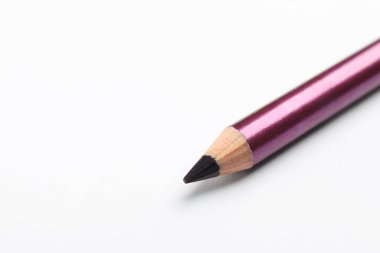 Beyaz arka planda mor göz kalemi, yakın plan. Metin için boşluk