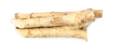 Beyaz üzerine izole edilmiş taze yabanturpu kökleri.