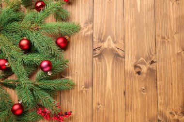 Noel ağacı dalları, ahşap masa üzerinde takılar, düz yatıyordu. Metin için boşluk
