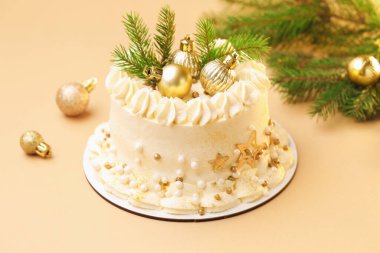 Bej arka planda Noel dekoru olan lezzetli pasta, yakın plan.