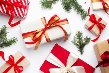 Noel kutlaması. Firavun ağacı dalları ve hediye kutuları beyaz arka planda, düz yatıyordu