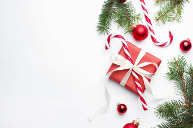 Firavun ağacı dalları, hediye kutusu ve beyaz arka planda Noel süsü, düz yatış. Metin için boşluk