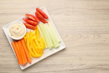 Farklı taze sebzeler ve ahşap masa üzerindeki sos, üst manzara. Metin için boşluk