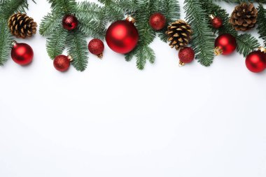 Beyaz arka planda firavun ağacı dalları ve Noel süsü, düz bir zemin. Metin için boşluk