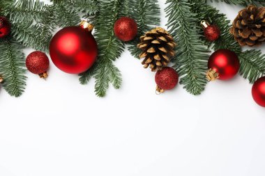 Beyaz arka planda firavun ağacı dalları ve Noel süsü, düz bir zemin. Metin için boşluk