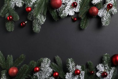 Siyah arka planda mücevherleri olan Noel ağacı dalları, düz uzanmış. Metin için boşluk