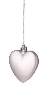 Beyaz arka planda asılı kalp şeklinde bir Noel balosu