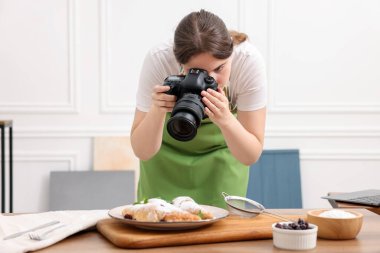 Stüdyoda ayçöreklerinin fotoğrafını çeken bir kadın. Profesyonel yemek fotoğrafçılığı.
